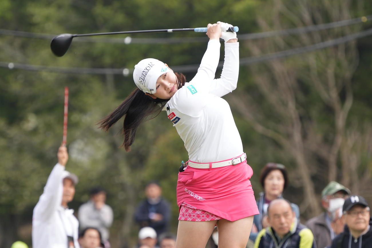 1番、ティーショットを放つ小祝＝2025年4月11日