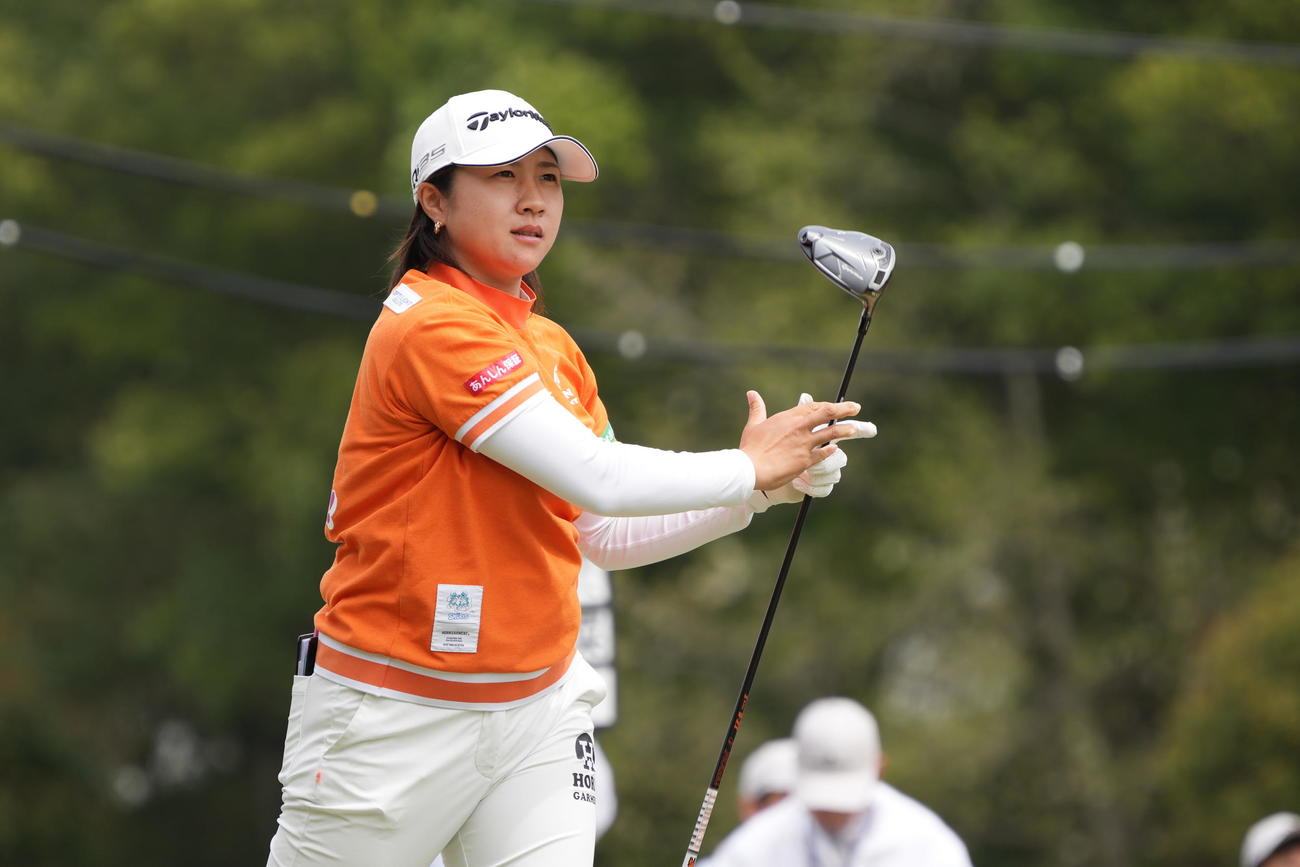 1番、ティーショットを放つ泉田（撮影・小沢裕）