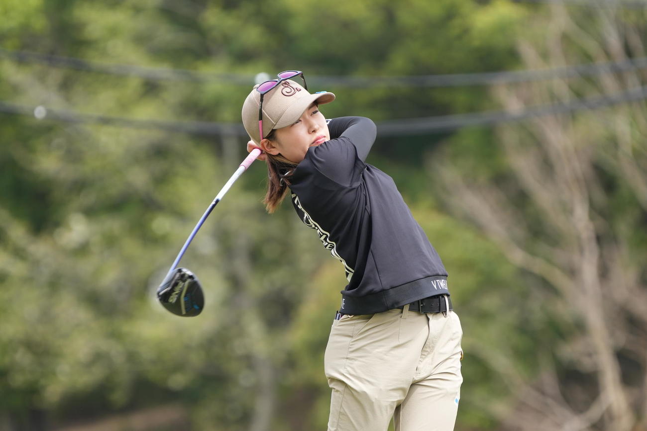 1番、ティーショットを放つ小倉（撮影・小沢裕）