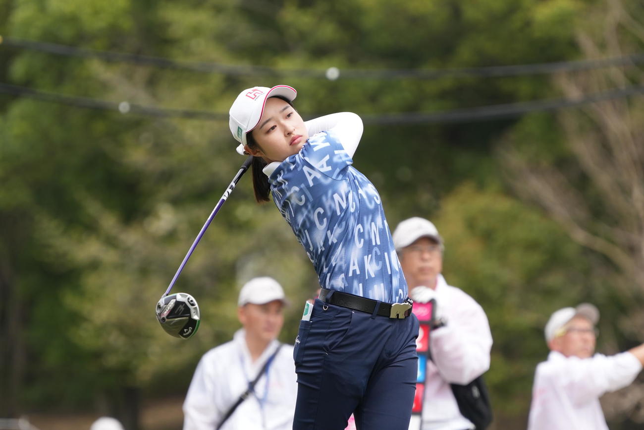 1番、ティーショットを放つウー・チャイェン（撮影・小沢裕）