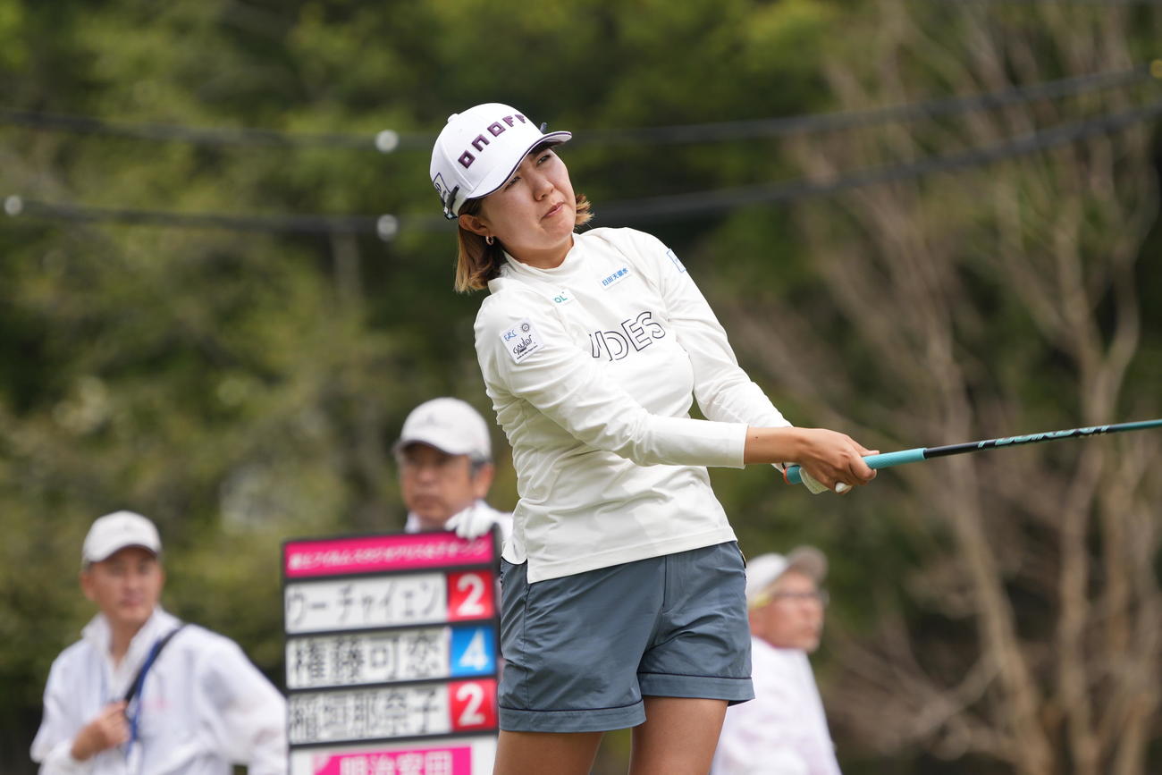 1番、ティーショットを放つ権藤（撮影・小沢裕）