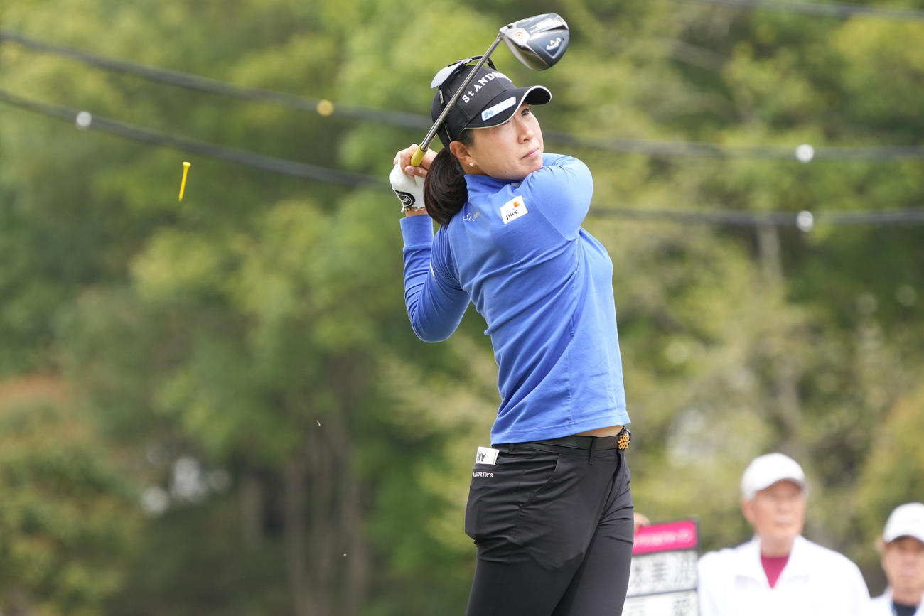 1番、ティーショットを放つ木戸（撮影・小沢裕）