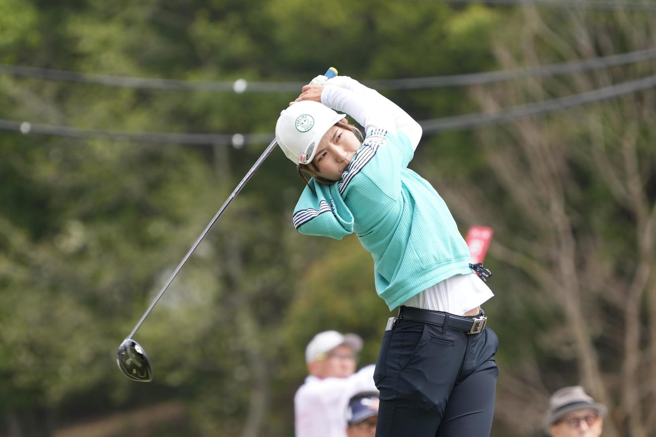 1番、ティーショットを放つ小野（撮影・小沢裕）