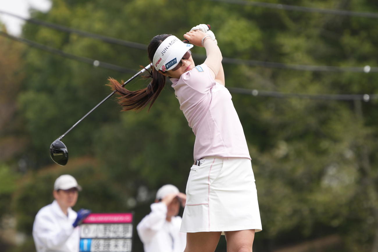 1番、ティーショットを放つ三ヶ島（撮影・小沢裕）