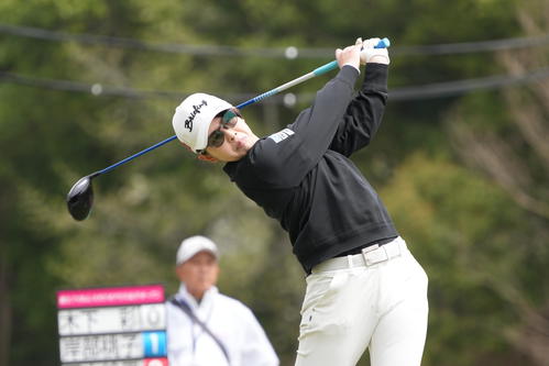 1番、ティーショットを放つ木下（撮影・小沢裕）