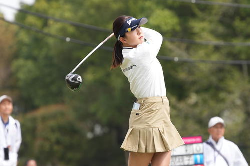 1番、ティーショットを放つ岸部（撮影・小沢裕）