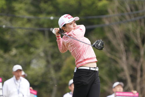 1番、ティーショットを放つサイ・ペイイン（撮影・小沢裕）