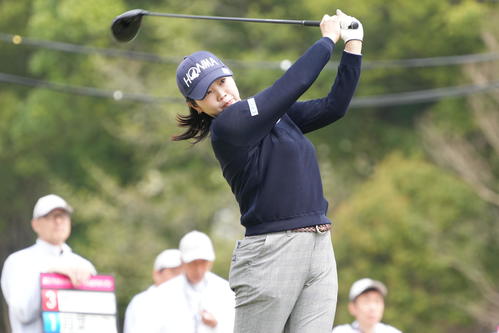 1番、ティーショットを放つ葭葉（撮影・小沢裕）