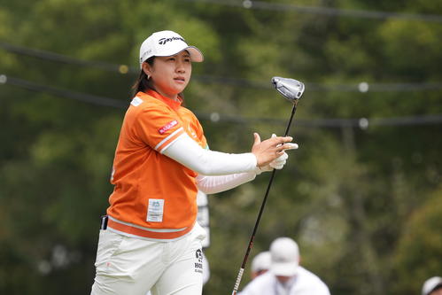 1番、ティーショットを放つ泉田（撮影・小沢裕）