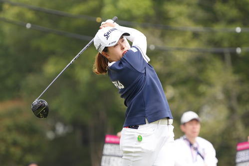 1番、ティーショットを放つ永田（撮影・小沢裕）