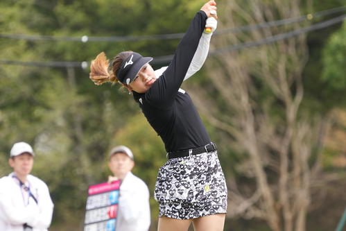 1番、ティーショットを放つ仲村（撮影・小沢裕）