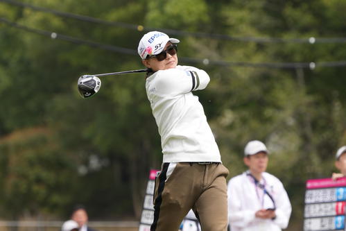 1番、ティーショットを放つ横峯（撮影・小沢裕）