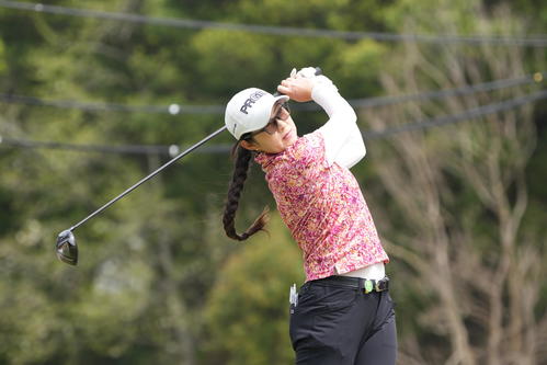 1番、ティーショットを放つ辻（撮影・小沢裕）