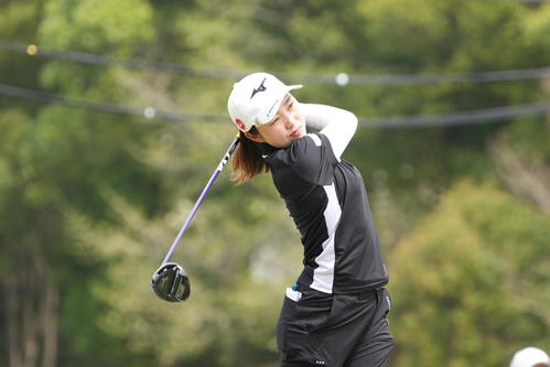 1番、ティーショットを放つ神谷（撮影・小沢裕）