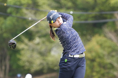 1番、ティーショットを放つ高久（撮影・小沢裕）