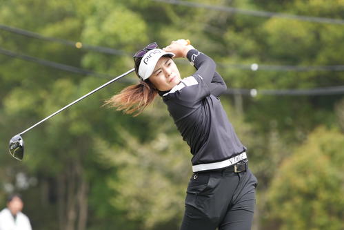 1番、ティーショットを放つ藤田か（撮影・小沢裕）