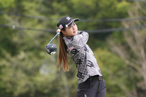 1番、ティーショットを放つ與語（撮影・小沢裕）