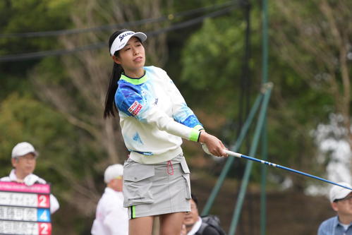 1番、ティーショットを放つ吉本こ（撮影・小沢裕）