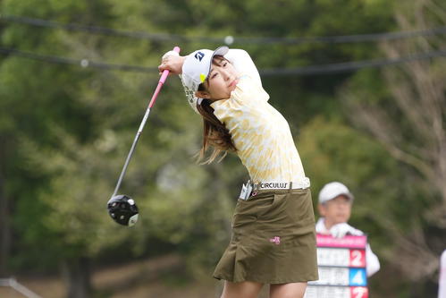 1番、ティーショットを放つ永嶋（撮影・小沢裕）