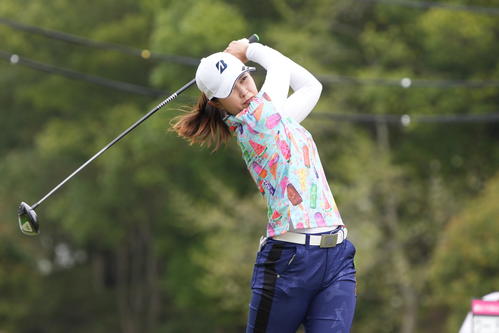 1番、ティーショットを放つ浜崎（撮影・小沢裕）