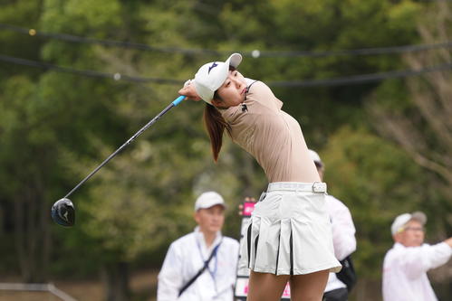 1番、ティーショットを放つ稲垣（撮影・小沢裕）