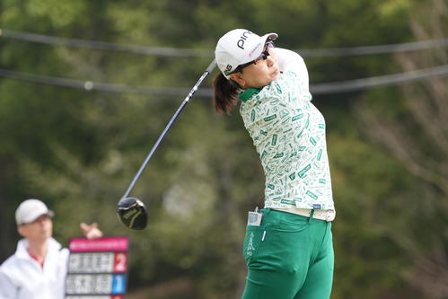 1番、ティーショットを放つ比嘉（撮影・小沢裕）