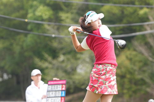 1番、ティーショットを放つイ・ヒョソン（撮影・小沢裕）