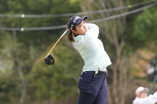 1番、ティーショットを放つ高木優奈（撮影・小沢裕）