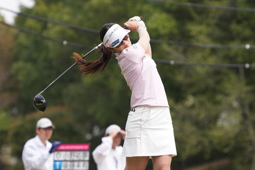 1番、ティーショットを放つ三ヶ島（撮影・小沢裕）