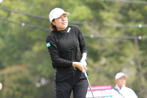 1番、ティーショットの打球を見つめる岡山（撮影・小沢裕）