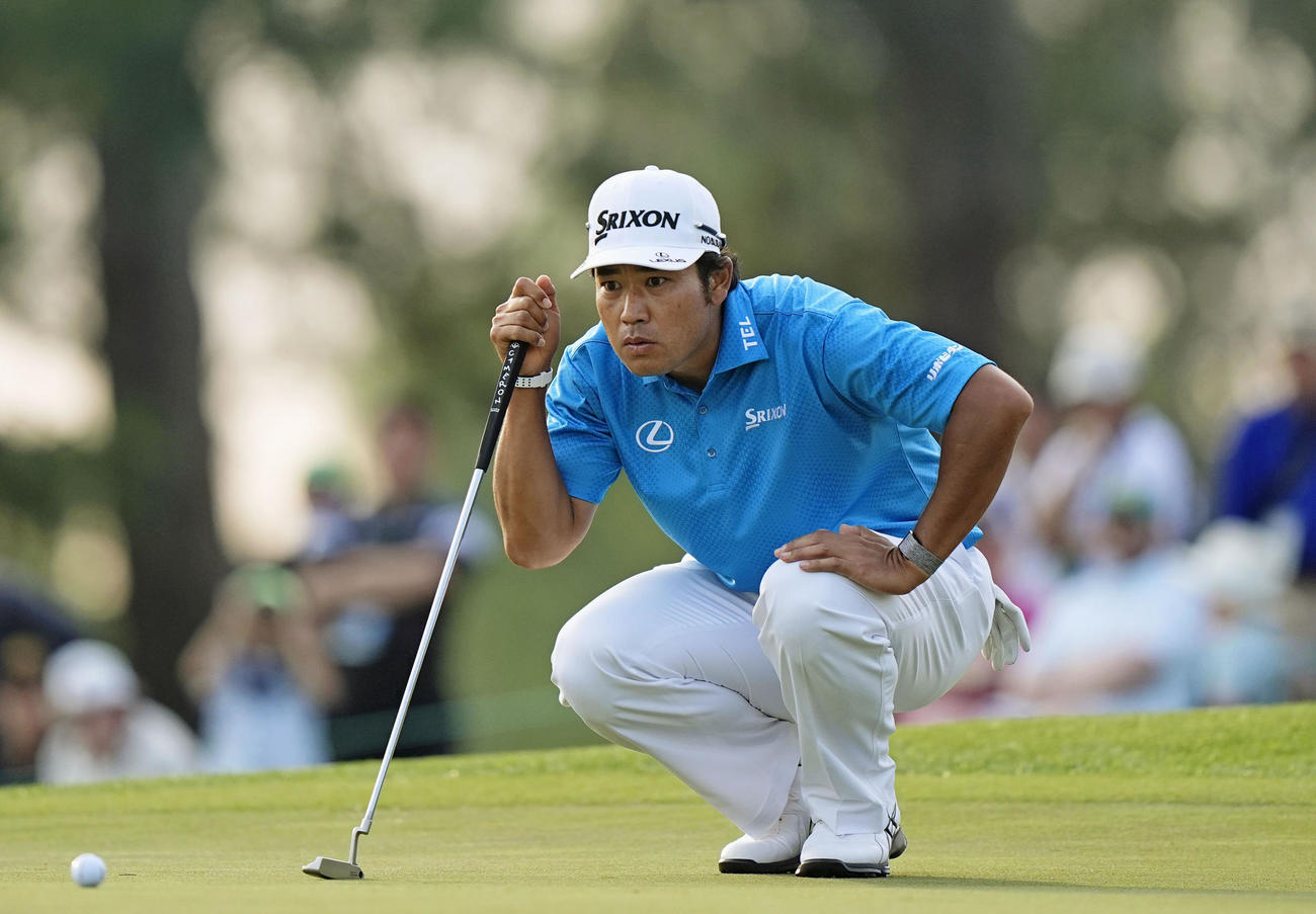 第1ラウンド、17番でラインを読む松山英樹。1オーバーで38位＝オーガスタ・ナショナルGC（共同）