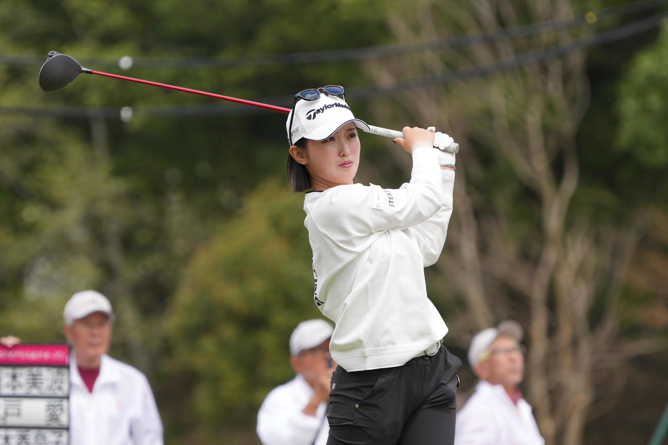 1番、ティーショットを放つ清本（撮影・小沢裕）