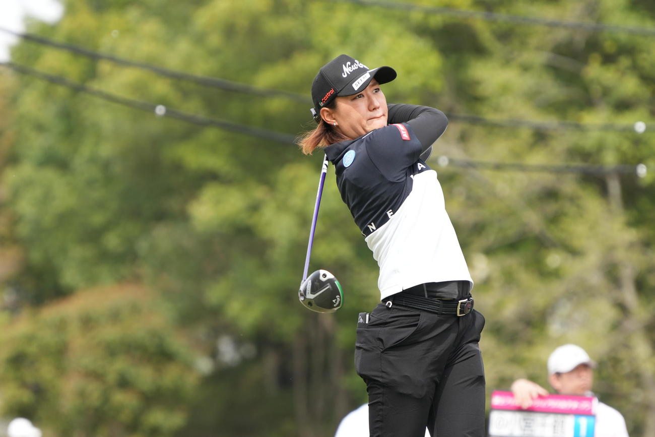 1番、ティーショットを放つ野沢（撮影・小沢裕）