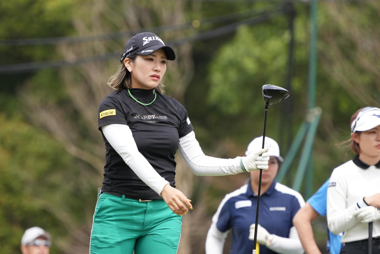 1番、ティーショットを放つ安田彩（撮影・小沢裕）