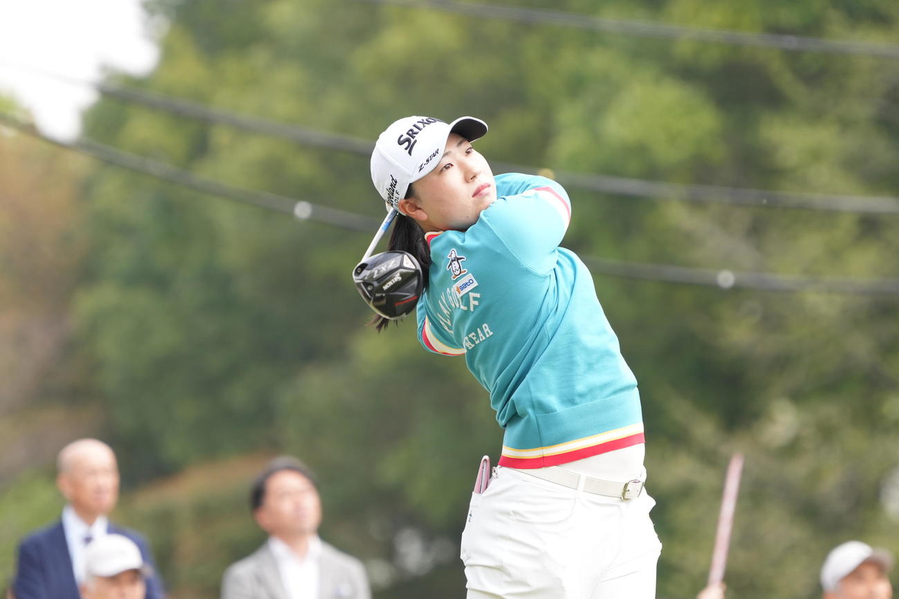 1番、ティーショットを放つ竹田（撮影・小沢裕）