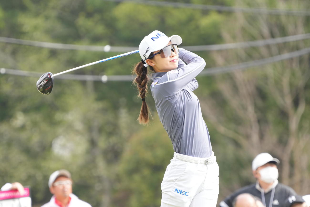 1番、ティーショットを放つ安田祐（撮影・小沢裕）