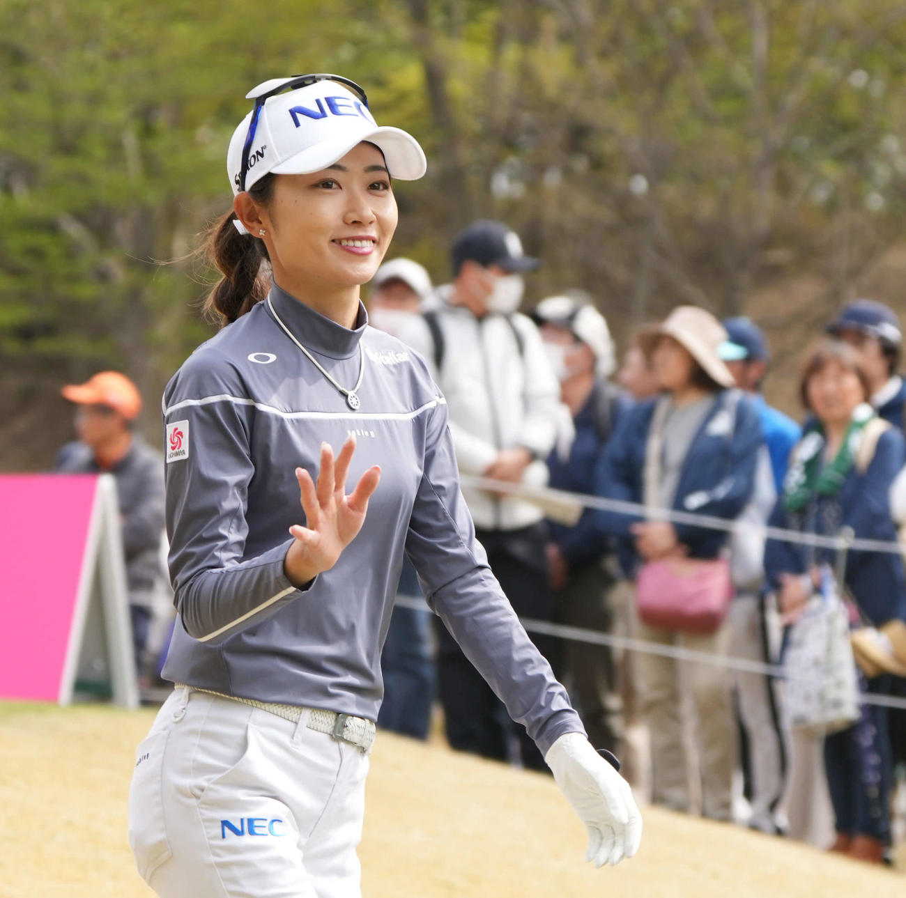 1番、ティーショットを終えカメラマンに手を振る安田祐（撮影・小沢裕）