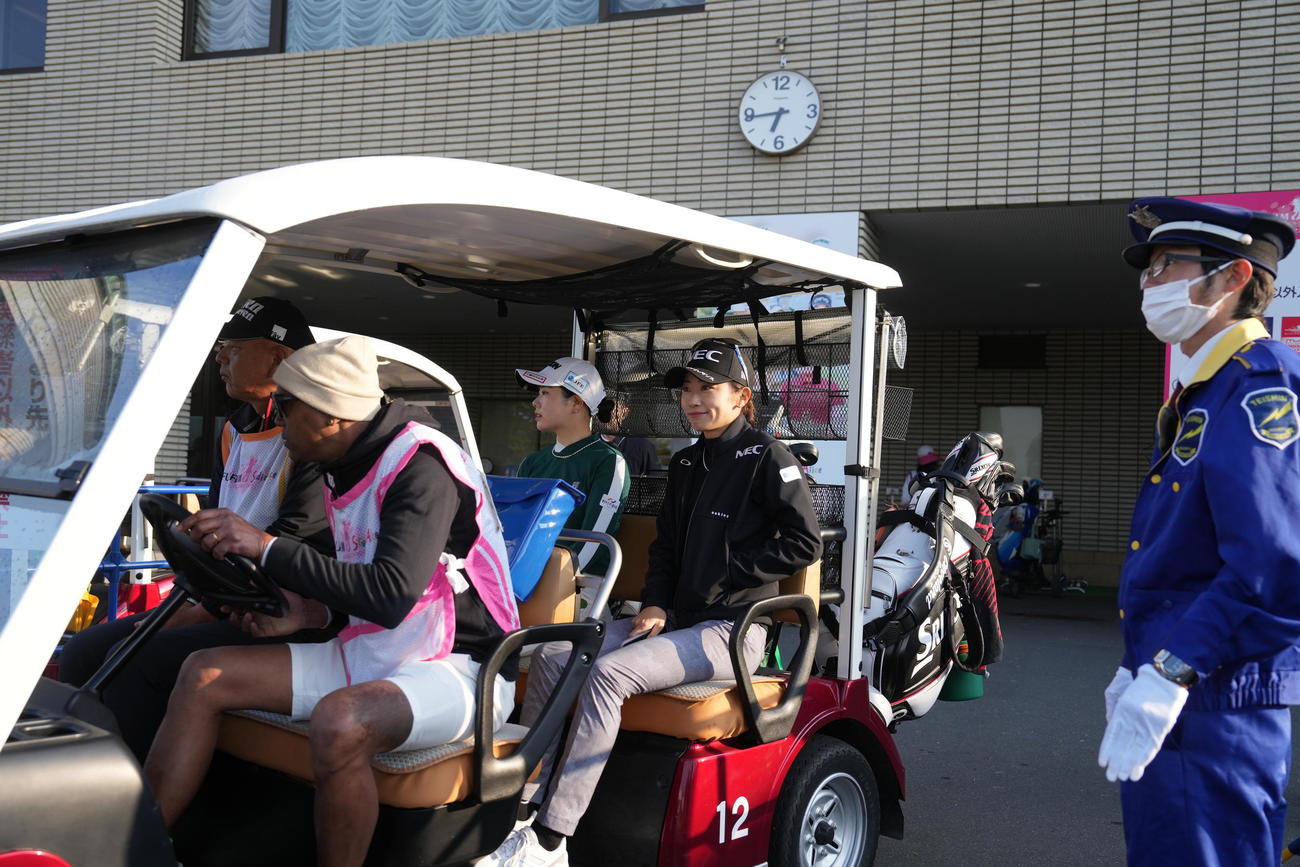 前日競技が中断した15番ホールへカートで移動する安田祐。左は尾関（撮影・小沢裕）
