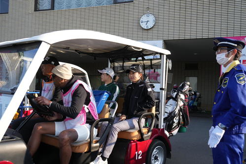 前日競技が中断した15番ホールへカートで移動する安田祐。左は尾関（撮影・小沢裕）
