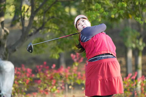 17番、ティーショットを放つ小林光（撮影・小沢裕）