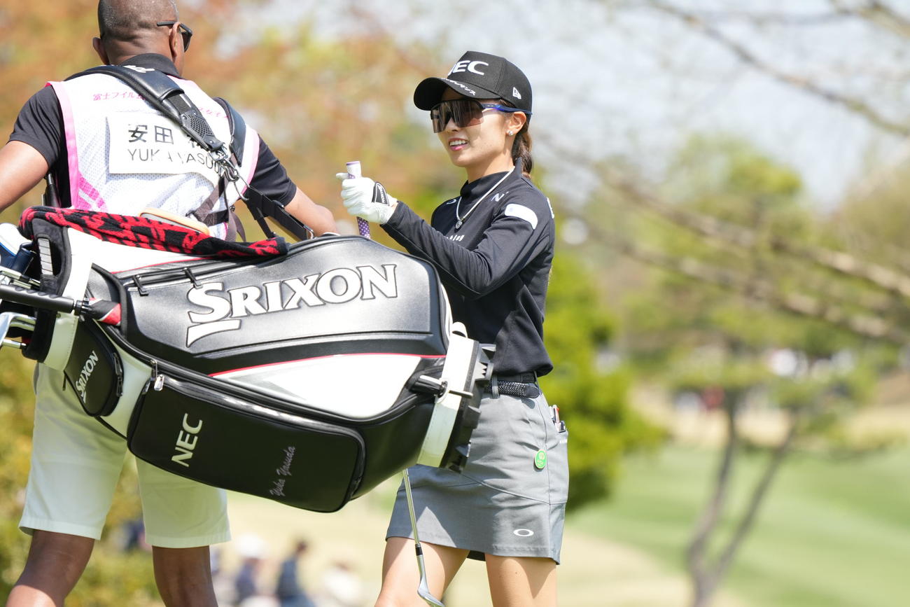 1番、グリーンエッジからのイーグルトライを決め笑顔を見せる安田祐（撮影・小沢裕）