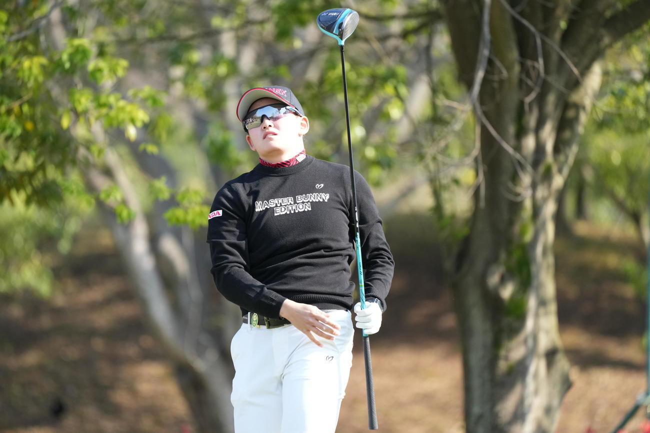 17番、ティーショットを放つ岩井明（撮影・小沢裕）