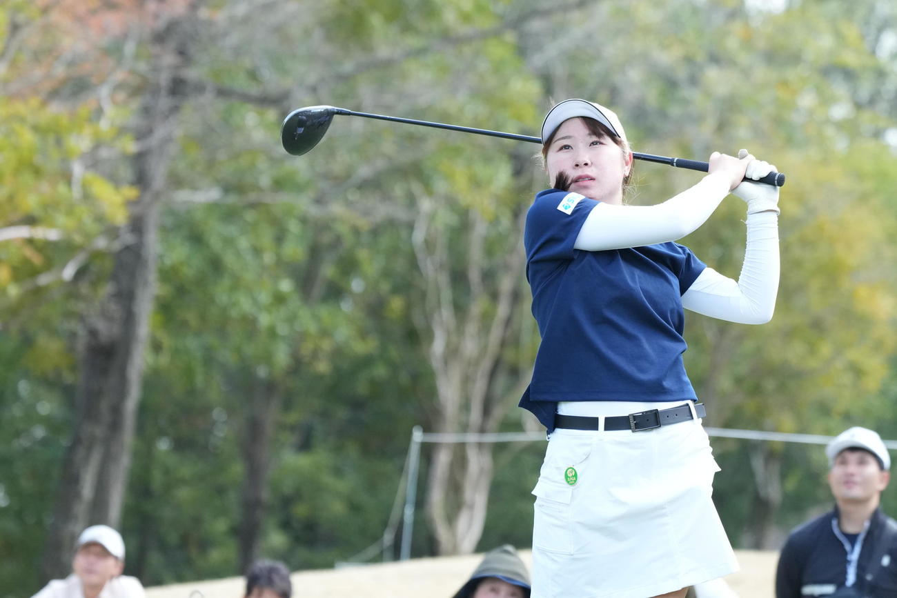 9番、ティーショットを放つ荒木（撮影・小沢裕）