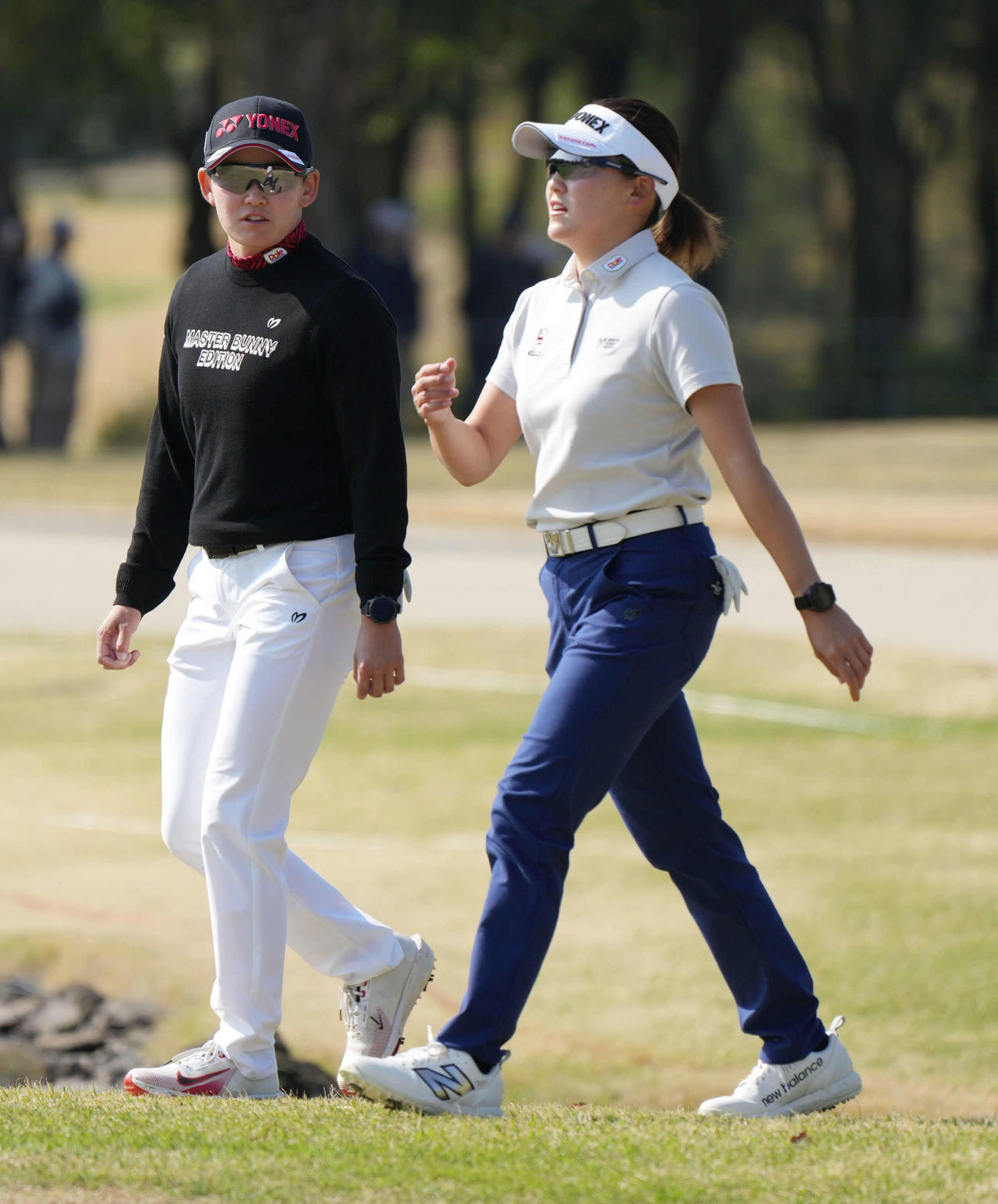 18番、談笑しながらグリーンへ向かう岩井明（左）、岩井千姉妹（撮影・小沢裕）