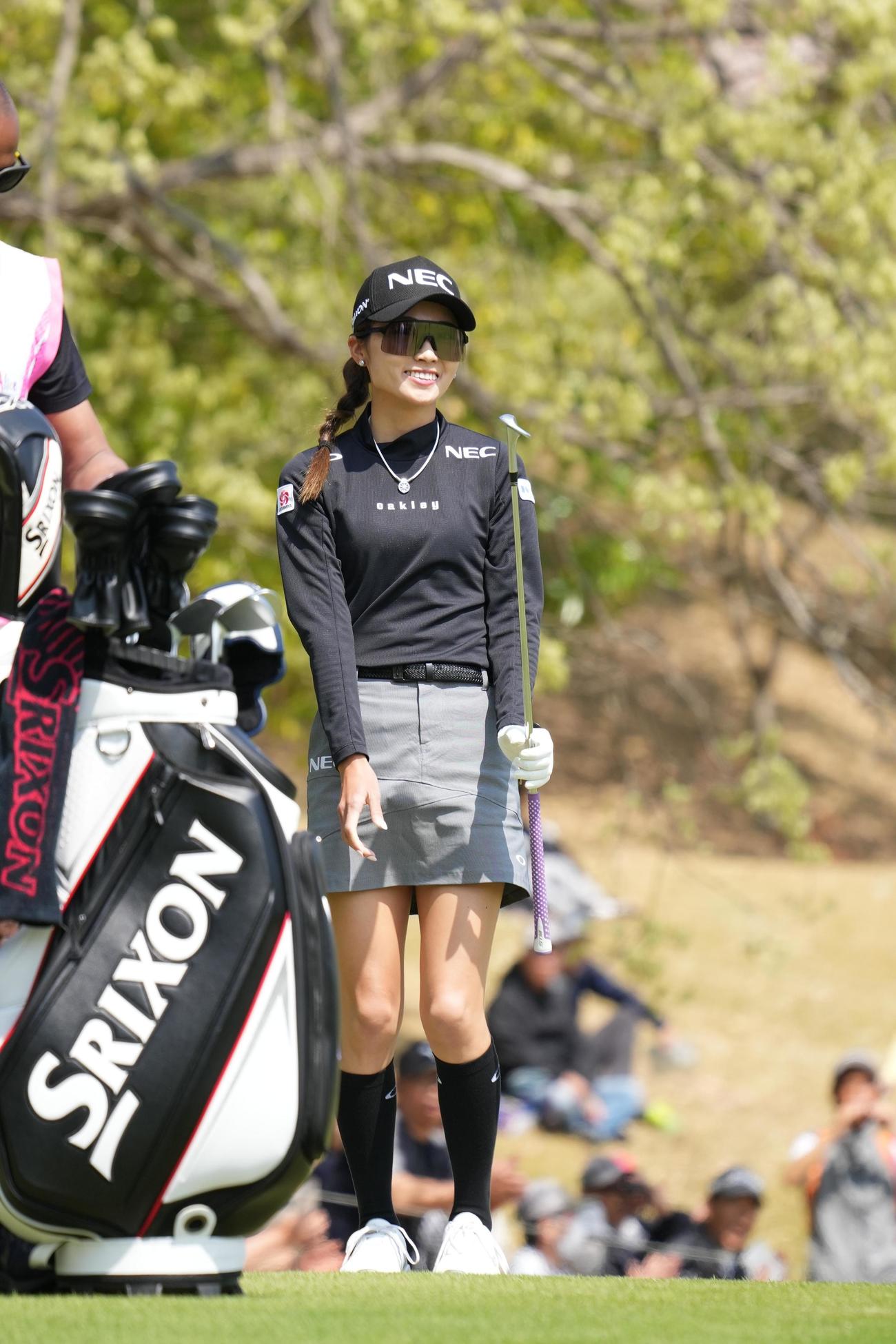 1番、グリーンエッジからのイーグルトライを決め笑顔を見せる安田祐（撮影・小沢裕）