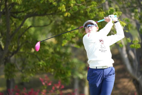 17番、ティーショットを放つ岩井千（撮影・小沢裕）