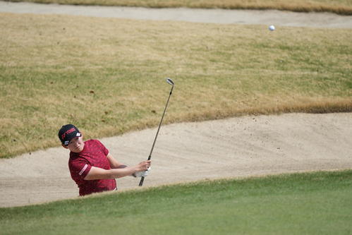 1番、第3打のバンカーショットを放つ岩井明