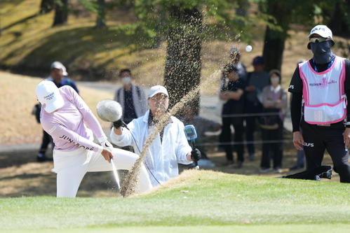 1番、第3打のバンカーショットを放つ高橋