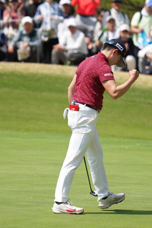 8番、バーディーパットを奪いガッツポーズする岩井明