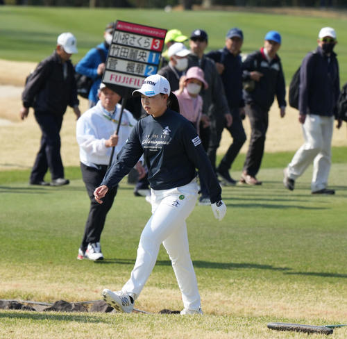 18番、グリーンへ向かう竹田（撮影・小沢裕）